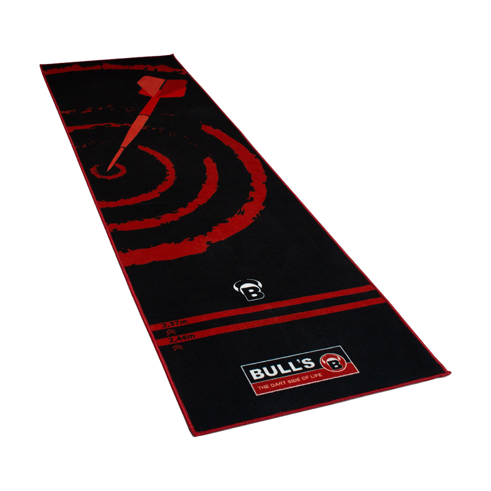 Auf dem Bild ist der Bulls Carpet-Mat Teppich 140 in Rot zu sehen. Der Teppich ist schwarz mit roten Dart-Zielsymbolen und Markierungen für verschiedene Entfernungen bedruckt.